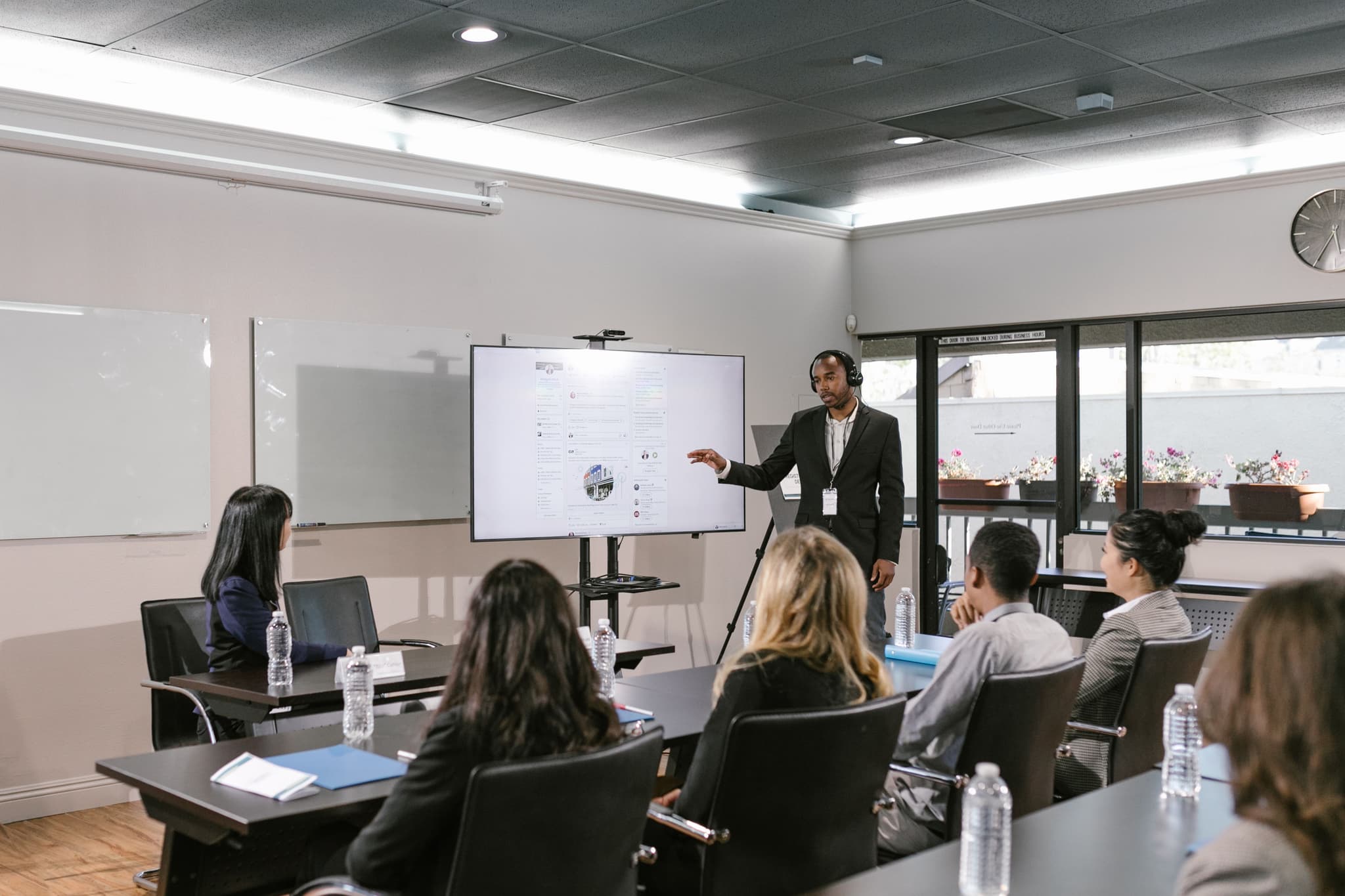 How to Onboard Remote Employees Using Coworking Spaces
